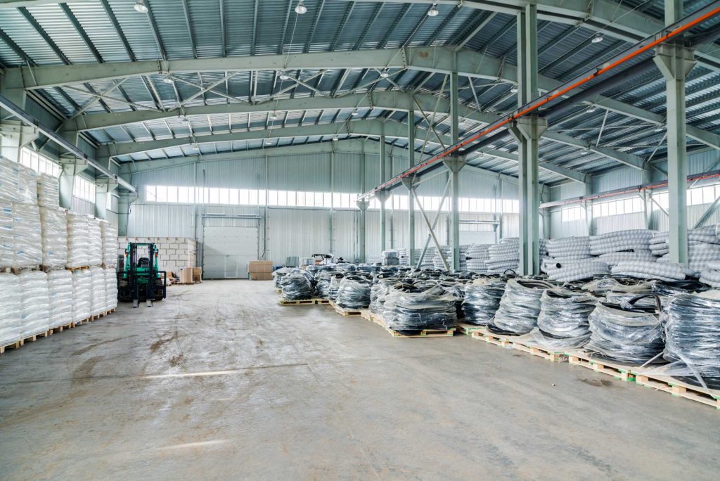Nave industrial con pallets