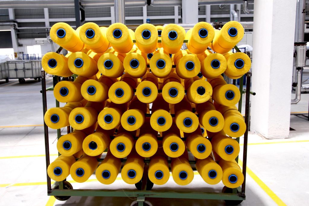 Rollos amarillos en una carretilla